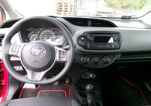 Toyota Yaris cena 35000 przebieg: 195000, rok produkcji 2017 z Baranów Sandomierski małe 22